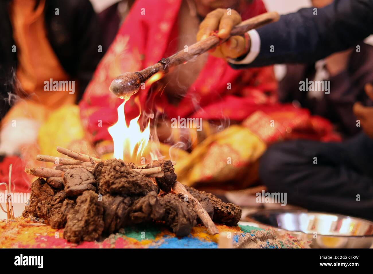 Indische Hochzeit. Brücke Vater die Hand. Stockfoto