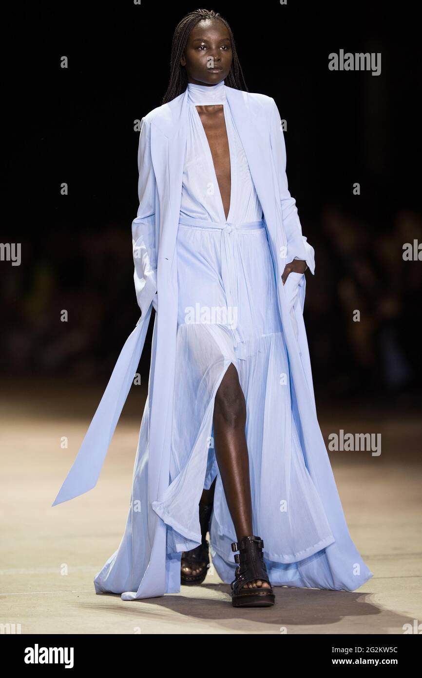 Ein Model läuft während der KITX Show während der Afterpay Australian Fashion Week Resort 2022 Collections bei Carriageworks am 2. Juni 2021 auf dem Laufsteg Stockfoto