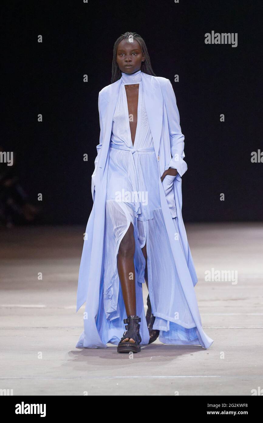 Ein Model läuft während der KITX Show während der Afterpay Australian Fashion Week Resort 2022 Collections bei Carriageworks am 2. Juni 2021 auf dem Laufsteg Stockfoto