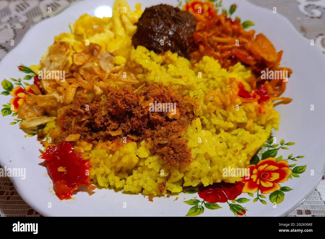 Nasi Kuning, Indonesische Traditionelle Küche, Jakarta, Indonesien Stockfoto