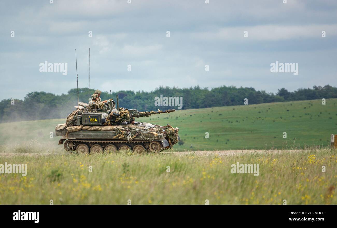 britische Armee FV107 Scimitar gepanzerte getrackte militärische Aufklärungsfahrzeug auf Manöver Salisbury Plain militärisches Trainingsgebiet Stockfoto