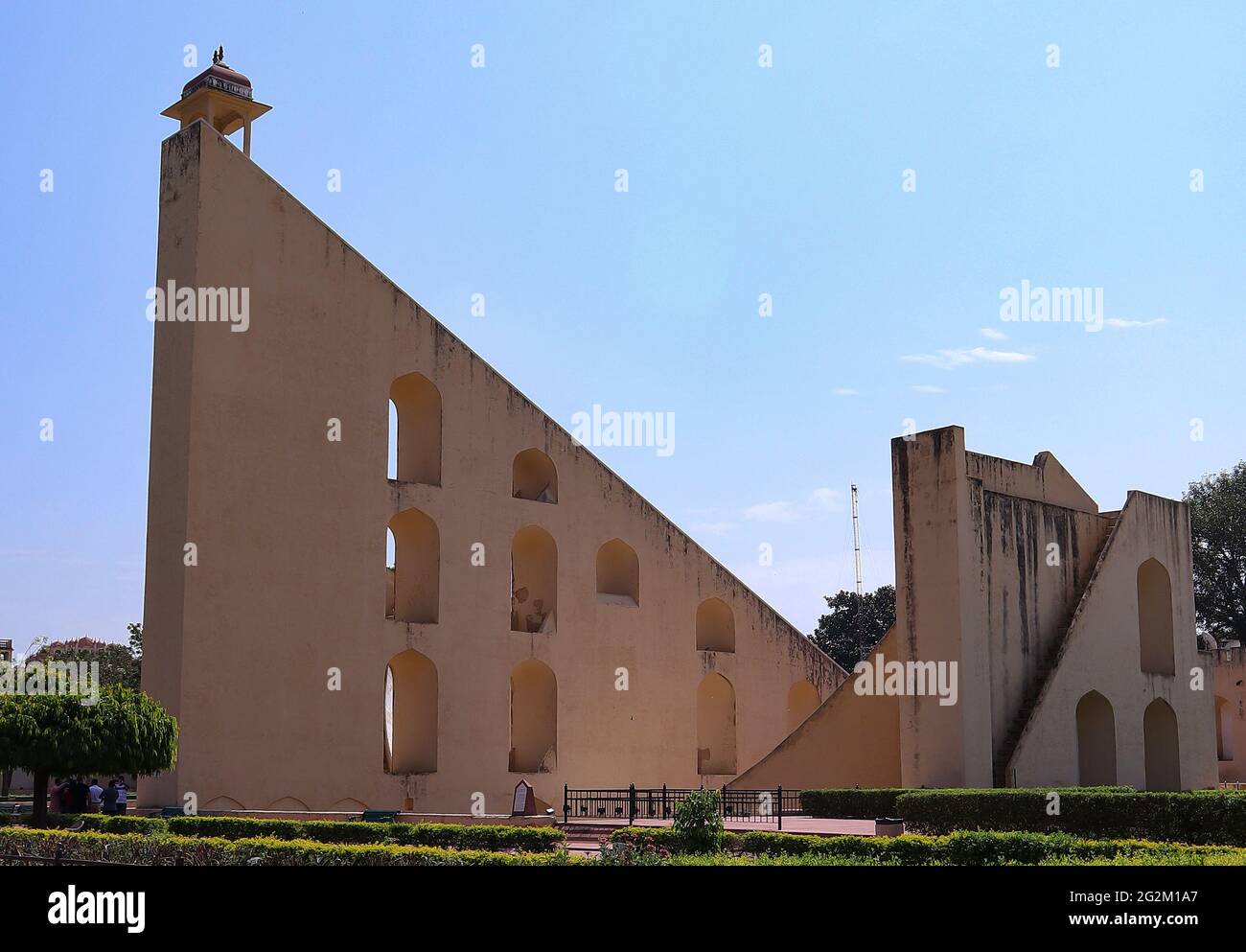 Es ist ein großes Samarat Yantra. Die Vrihant Samrat Yantra ist eine Sonnenuhr, die die Zeit auf eine Genauigkeit von 2 Sekunden geben kann. Stockfoto