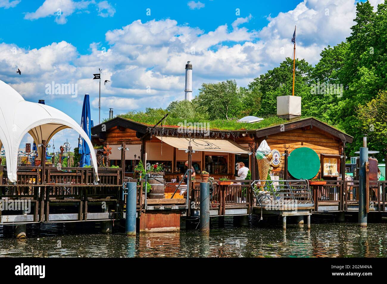 Berlin, Deutschland - 21. Mai 2021: Ausflugsrestaurant am Ufer der Spree im Berliner Stadtteil Treptow. Stockfoto
