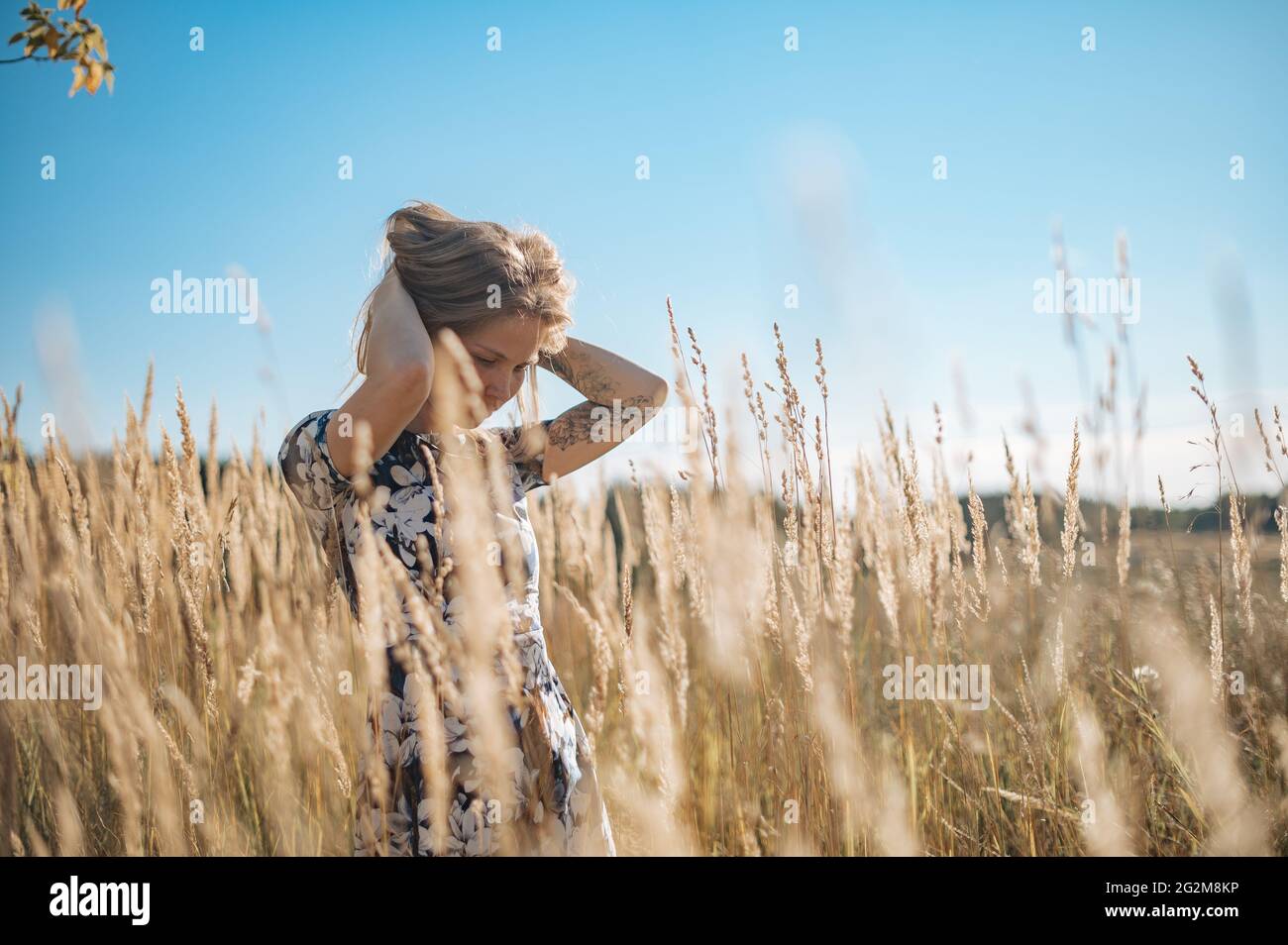 Schönheit Romantische Mädchen Im Freien. Schöne Teenage Model Mädchen in Casual Kleid auf dem Feld in Sun Light gekleidet. Leuchtende Sonne, Sonnenschein Stockfoto