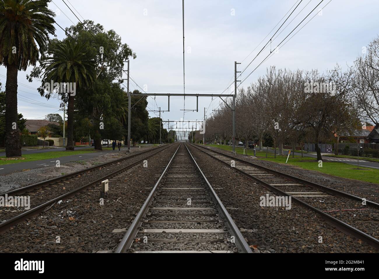 Ein dreistufiger Abschnitt der Frankston-Linie zwischen den Bahnhöfen Glenhuntly und Ormond, der während der Wartungsarbeiten nach dem Sturm frei von Zügen ist Stockfoto