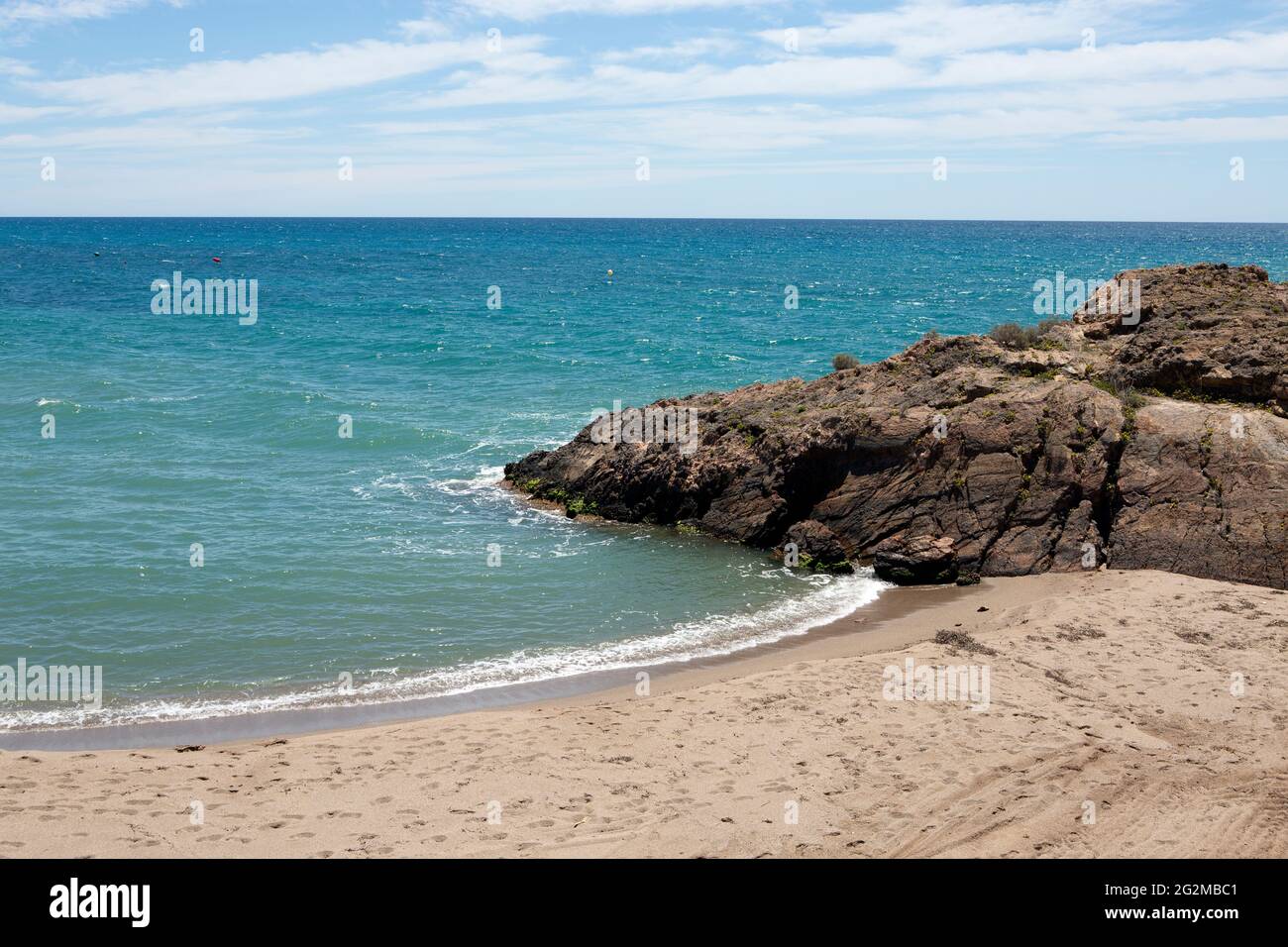 Trennung des Strandes durch Felsformationen ruhig und einsam in Bolnuevo, Mazarron, Murcia, Spanien. Stockfoto