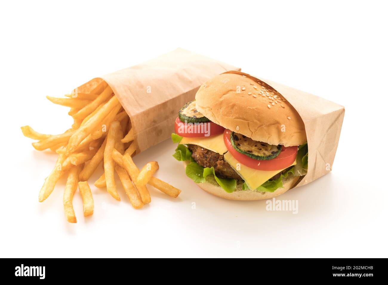 Beef Burger mit pommes frites auf weißem Hintergrund Stockfoto