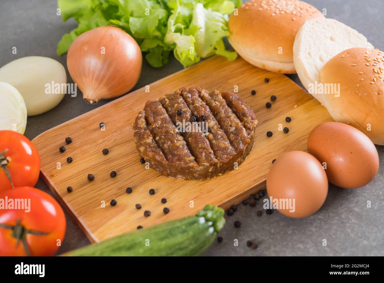 burger Zutaten auf Holzplatte angeordnet Stockfoto