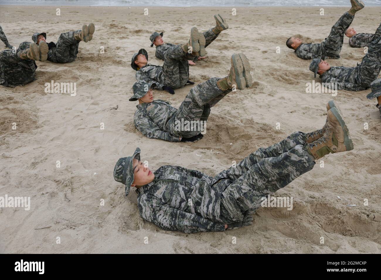 11. Juni 2021-Pohang, Südkorea-in dieser Aufnahme ist der 12. April 2019. Südkoreanische Marine-Auszubildende nehmen an einer militärischen Grundausbildung im Boot-Camp Marine in Pohang, Südkorea, Teil. Das Marine Corps der Republik Korea, auch bekannt als das ROK Marine Corps oder die ROK Marines, ist das Marine Corps von Südkorea. Die ROKMC ist eine Zweigstelle der Marine der Republik Korea, die für amphibische Operationen verantwortlich ist und auch als schnelle Eingreiftruppe und strategische Reserve fungiert. Die ROKMC wurde 1949, vor dem Koreakrieg, als Unterdrückungseinheit gegen kommunistische Partisanen gegründet. Stockfoto
