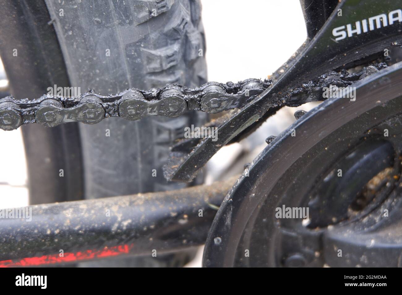 Schmutzige Fahrradkette und Kettenradgarnitur Teilansicht im Freien Stockfoto