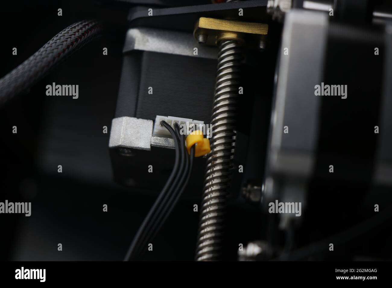 3D-Druckerteile Nahaufnahme des Schrittmotors für die Filamentzufuhr oder des Extrudermotors mit Gewindestange Stockfoto
