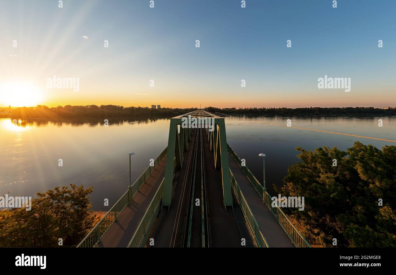 Nördliche Verbindungsbrücke im Obuda Bezirk Budapest Ungarn. Dies ist eine Eisenbahnbrücke mit Padästischem Gehweg für Biker, Läufer und Wanderer. Amazi Stockfoto