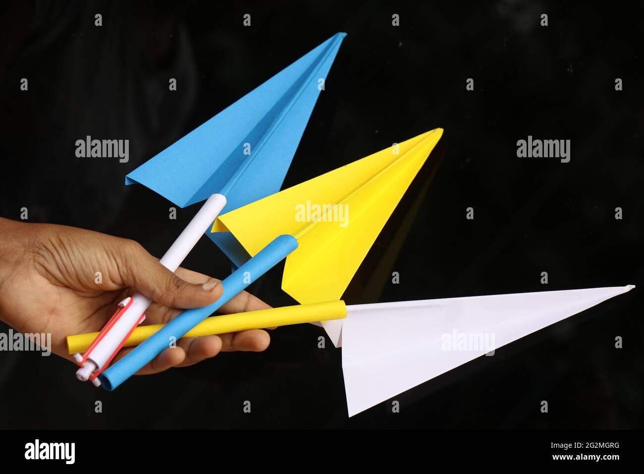 Gruppe von Papierflugzeugen in der Hand gehalten. Origami-Papierflugzeug Stockfoto
