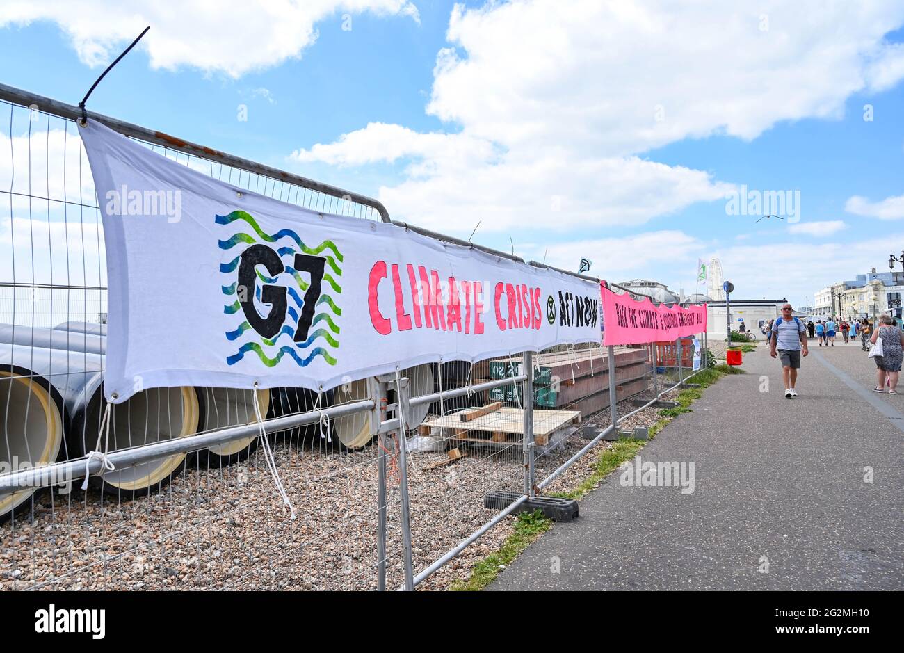 Worthing Sussex UK 12. Juni 2021 - Aktivisten von Seafront heute im Rahmen eines Aktionswochenendes anlässlich des G7-Gipfels und heben die Auswirkungen des Klimawandels und des steigenden Meeresspiegels hervor : Credit Simon Dack / Alamy Live News Stockfoto