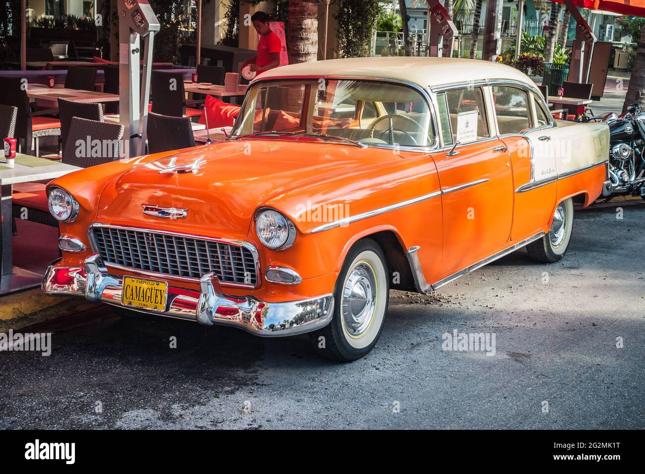 Miami, Vereinigte Staaten - Juli 7 2012: 1955 Chevrolet Chevy Bel Air 4-Türlimousine in Orange, Serie 2400 C, zweite Generation. Stockfoto