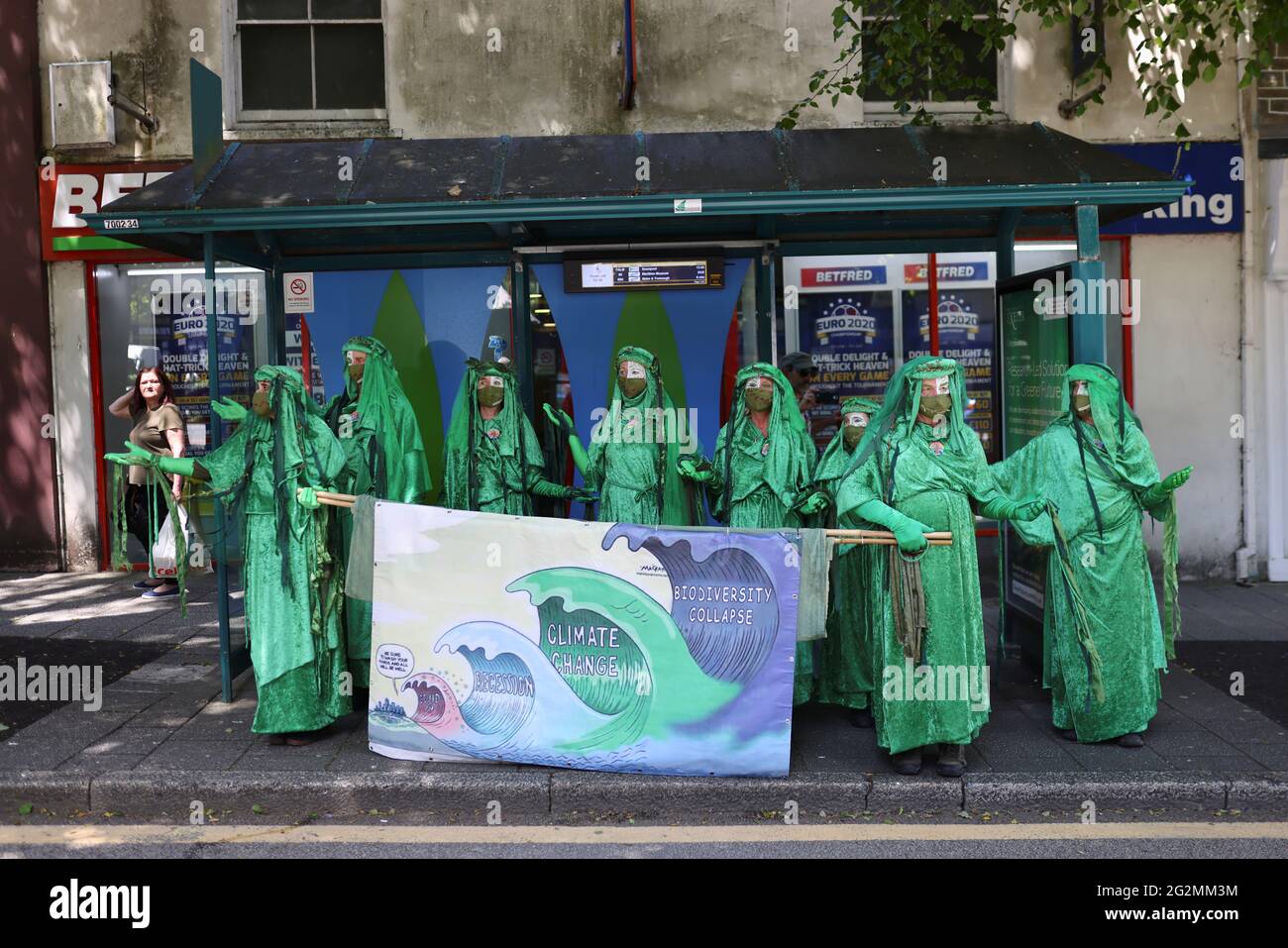 Extinction Rebellion Demonstranten halten ein Plakat, während sie in Falmouth während des G7-Gipfels in Cornwall, Großbritannien, am 12. Juni 2021 protestieren. REUTERS/Tom Nicholson Stockfoto