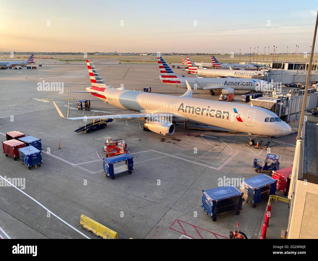 Morgens am Terminal 3 des Chicago O'Hare International Airport, wo die Bodencrews die Flugzeuge von American Airlines auf einen anstrengenden Reisetag vorbereiten. Stockfoto