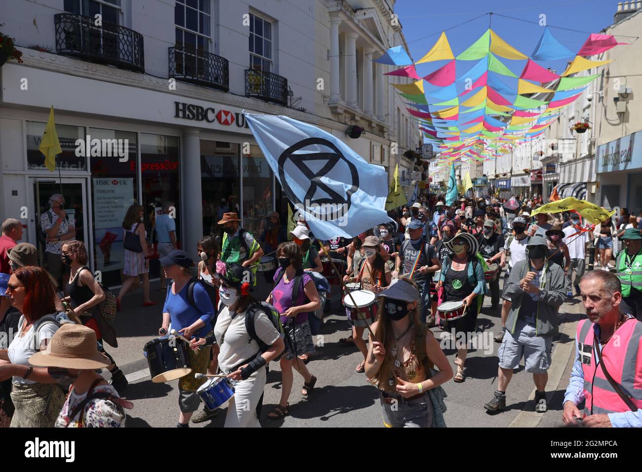 Demonstranten marschieren während einer Rebellions-Demonstration in Falmouth, während des G7-Gipfels in Cornwall, Großbritannien, am 12. Juni 2021. REUTERS/Tom Nicholson Stockfoto