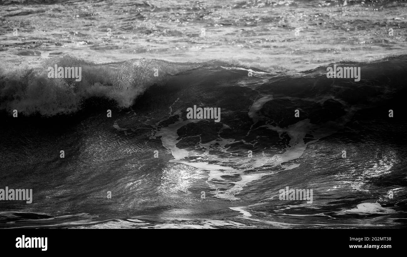Atemberaubende dunkle launisch getönte feine Kunst Seestape Bild von brechenden Wellen auf dem Atlantischen Ozean in Devon England Stockfoto