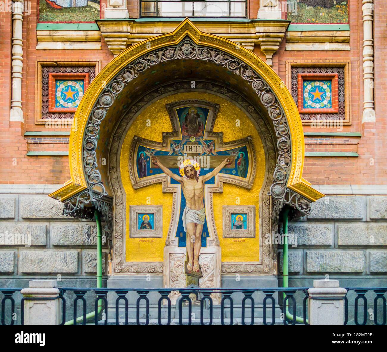Kirche des Erlösers auf verschüttetem Blut, Detail der äußeren Seitenkapelle mit goldenem Mosaik, das die Kreuzigung Jesu Christi darstellt, Sankt Petersburg, Rus Stockfoto