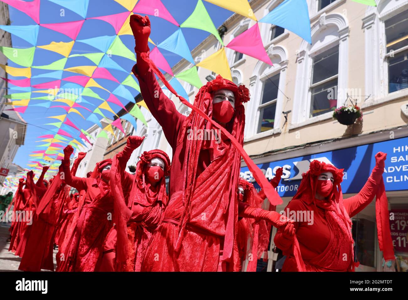 Die Aktivisten der Roten Brigade nehmen am 12. Juni 2021 am G7-Gipfel in Cornwall, Großbritannien, an einer Rebellions-Demonstration in Falmouth Teil. REUTERS/Tom Nicholson Stockfoto