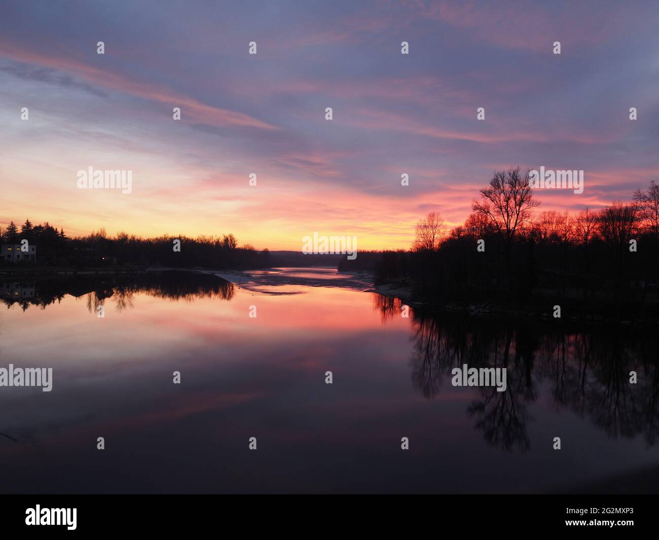 tramonto rosso sul fiume Ticino Stockfoto