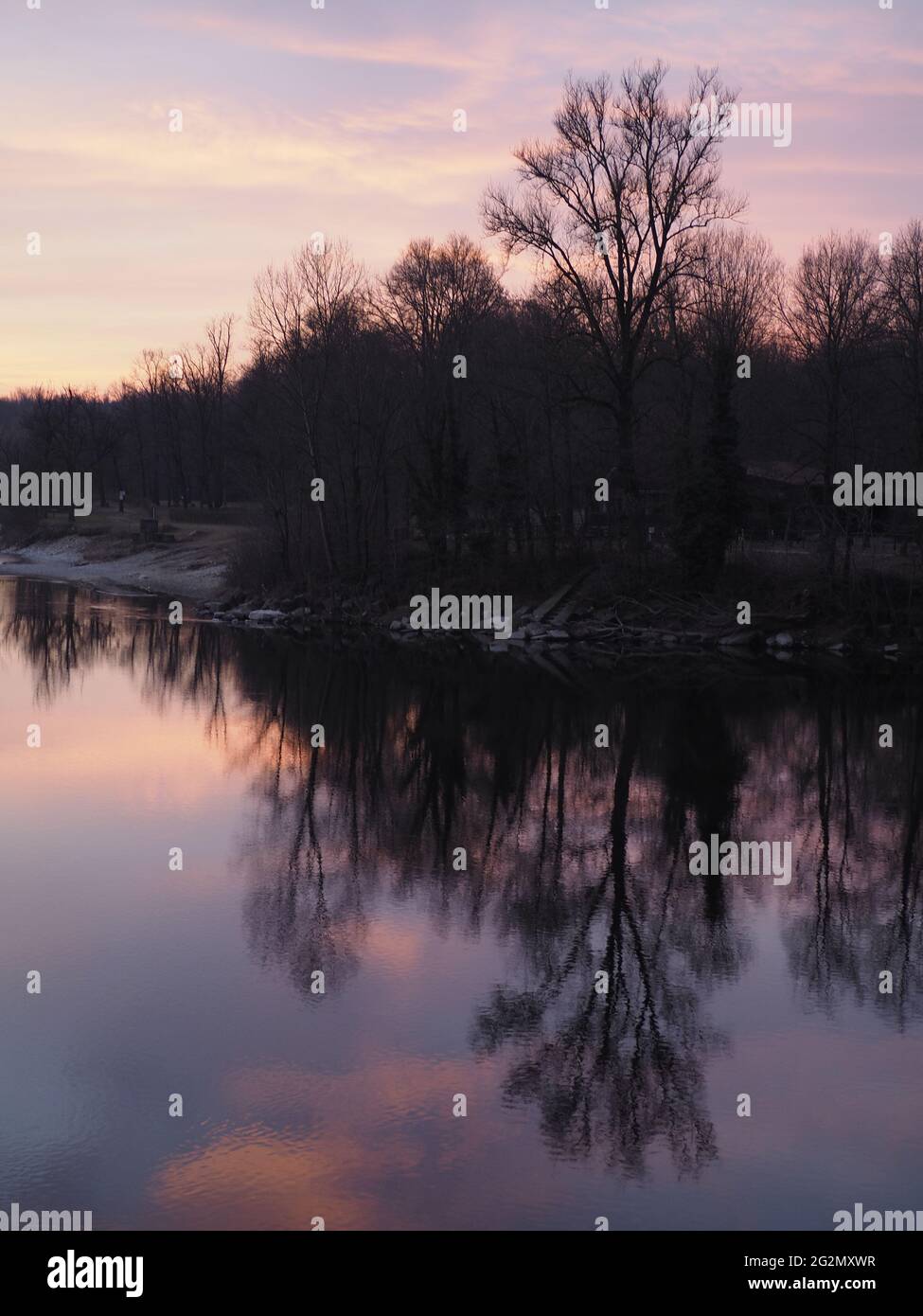 tramonto rosso sul fiume Ticino Stockfoto