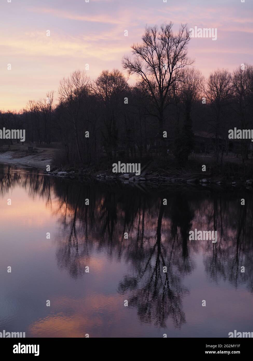 tramonto rosso sul fiume Ticino Stockfoto