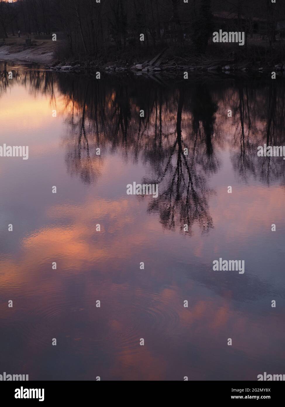 tramonto rosso sul fiume Ticino Stockfoto