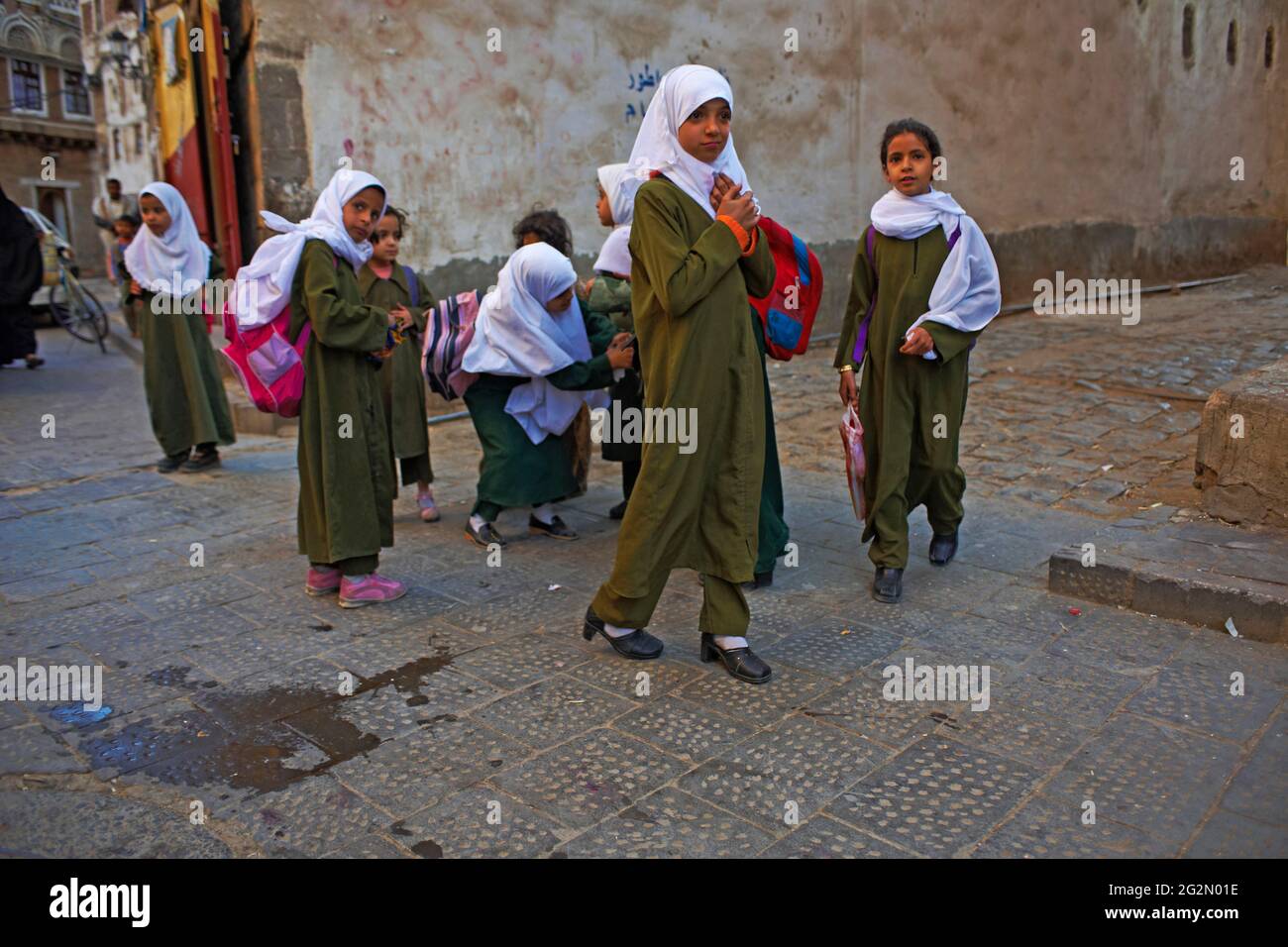 Jemen, Sanaa, Altstadt, Unesco-Weltkulturerbe. Schulmädchen. Stockfoto