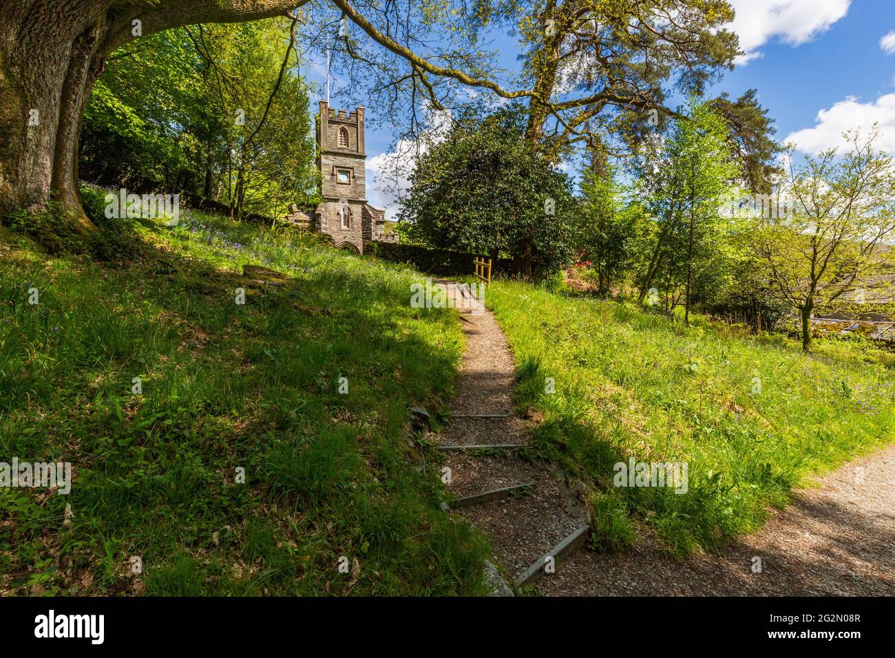 Der Weg durch Doras Feld führt zur St. Mary's Church in Rydal im Lake District, England Stockfoto
