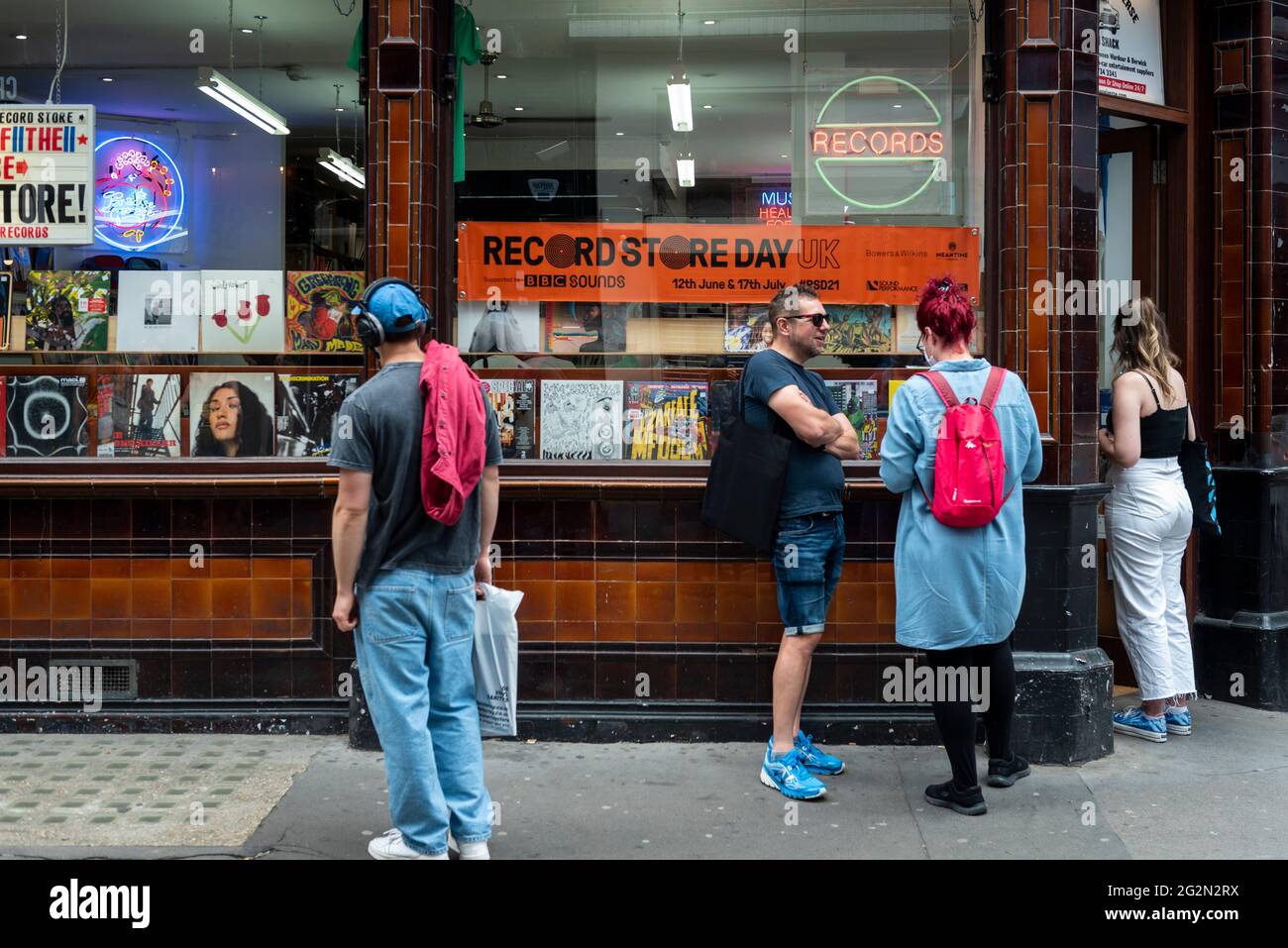 London, Großbritannien. 12. Juni 2021. Kunden außerhalb von Sounds of the Universe Records in Soho am Record Store Day, wo unabhängige Plattenläden weltweit Musik feiern, einschließlich spezieller Vinyl-Veröffentlichungen, die exklusiv für den Tag gemacht wurden. In Großbritannien sind die Vinylverkäufe zum 13. Mal in Folge gestiegen. Der BPI berichtete, dass im Jahr 2020 fast 5 Millionen Platten in Großbritannien verkauft wurden, da Musikliebhaber mit mehr Zeit zu Hause Zeit hatten, ihre Sammlungen zu erweitern. Kredit: Stephen Chung / Alamy Live Nachrichten Stockfoto