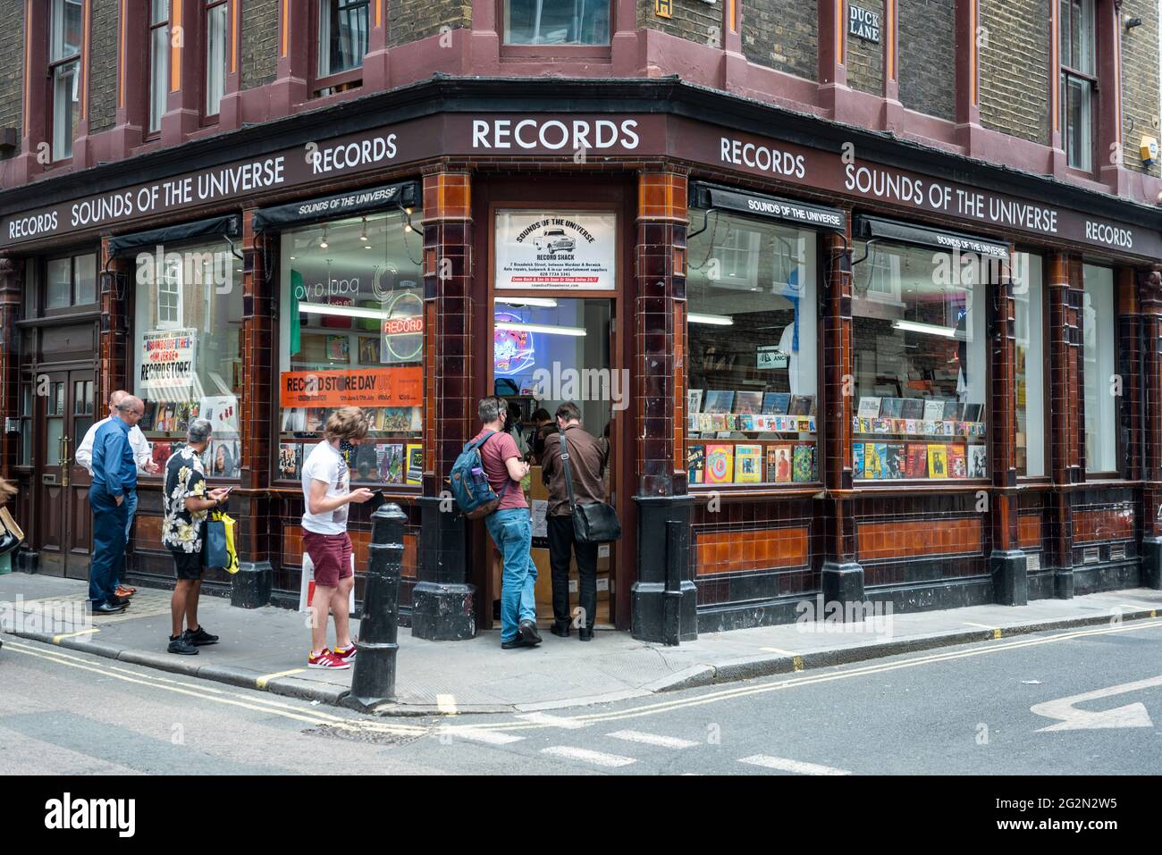 London, Großbritannien. 12. Juni 2021. Kunden außerhalb von Sounds of the Universe Records in Soho am Record Store Day, wo unabhängige Plattenläden weltweit Musik feiern, einschließlich spezieller Vinyl-Veröffentlichungen, die exklusiv für den Tag gemacht wurden. In Großbritannien sind die Vinylverkäufe zum 13. Mal in Folge gestiegen. Der BPI berichtete, dass im Jahr 2020 fast 5 Millionen Platten in Großbritannien verkauft wurden, da Musikliebhaber mit mehr Zeit zu Hause Zeit hatten, ihre Sammlungen zu erweitern. Kredit: Stephen Chung / Alamy Live Nachrichten Stockfoto