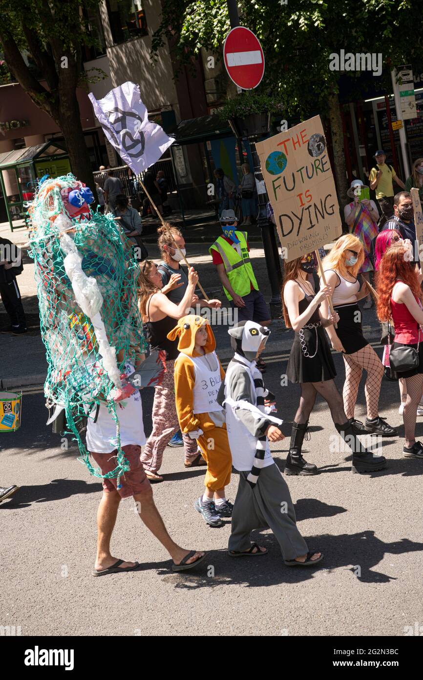 Falmouth Cornwall, Aussterben Rebellion Demonstranten aus dem ganzen Land marschieren durch die Straßen von Falmouth zum G 7-Gipfel St. Ives Cornwall Credit: kathleen White/Alamy Live News Stockfoto