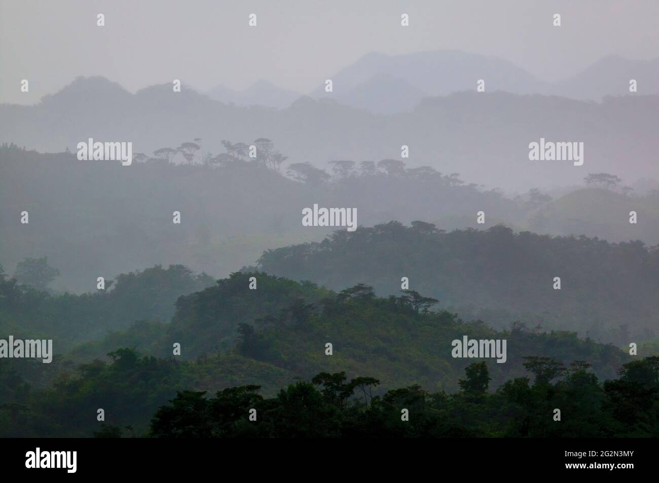 Panamalandschaft mit Niederschlägen auf den Hügeln, von Cerro la Vieja, Chiguiri arriba, der Provinz Cocle, der Republik Panama und Mittelamerika aus gesehen. Stockfoto