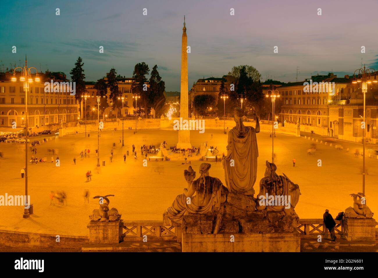 Rom, Italien.   Piazza del Popolo.  Der Obelisk wurde während der Regierungszeit von Kaiser Augustus aus Heliopolis, Ägypten gebracht.  Das historische Zentrum von Ro Stockfoto