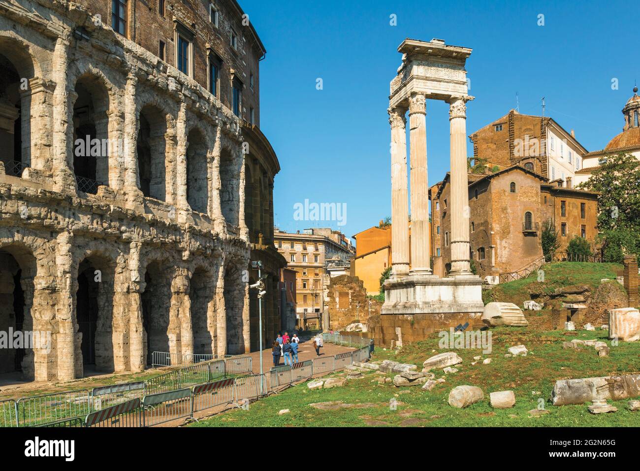 Rom, Italien. Das Theater des Marcellus, links, und der Tempel des Apollo, rechts. Das historische Zentrum von Rom ist ein UNESCO-Weltkulturerbe. Stockfoto