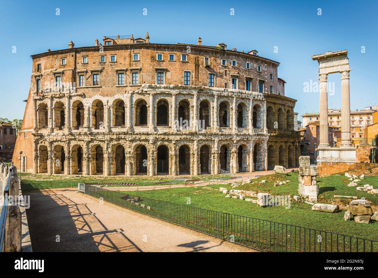 Rom, Italien. Das Theater des Marcellus, links, und der Tempel des Apollo, rechts. Das historische Zentrum von Rom ist ein UNESCO-Weltkulturerbe. Stockfoto