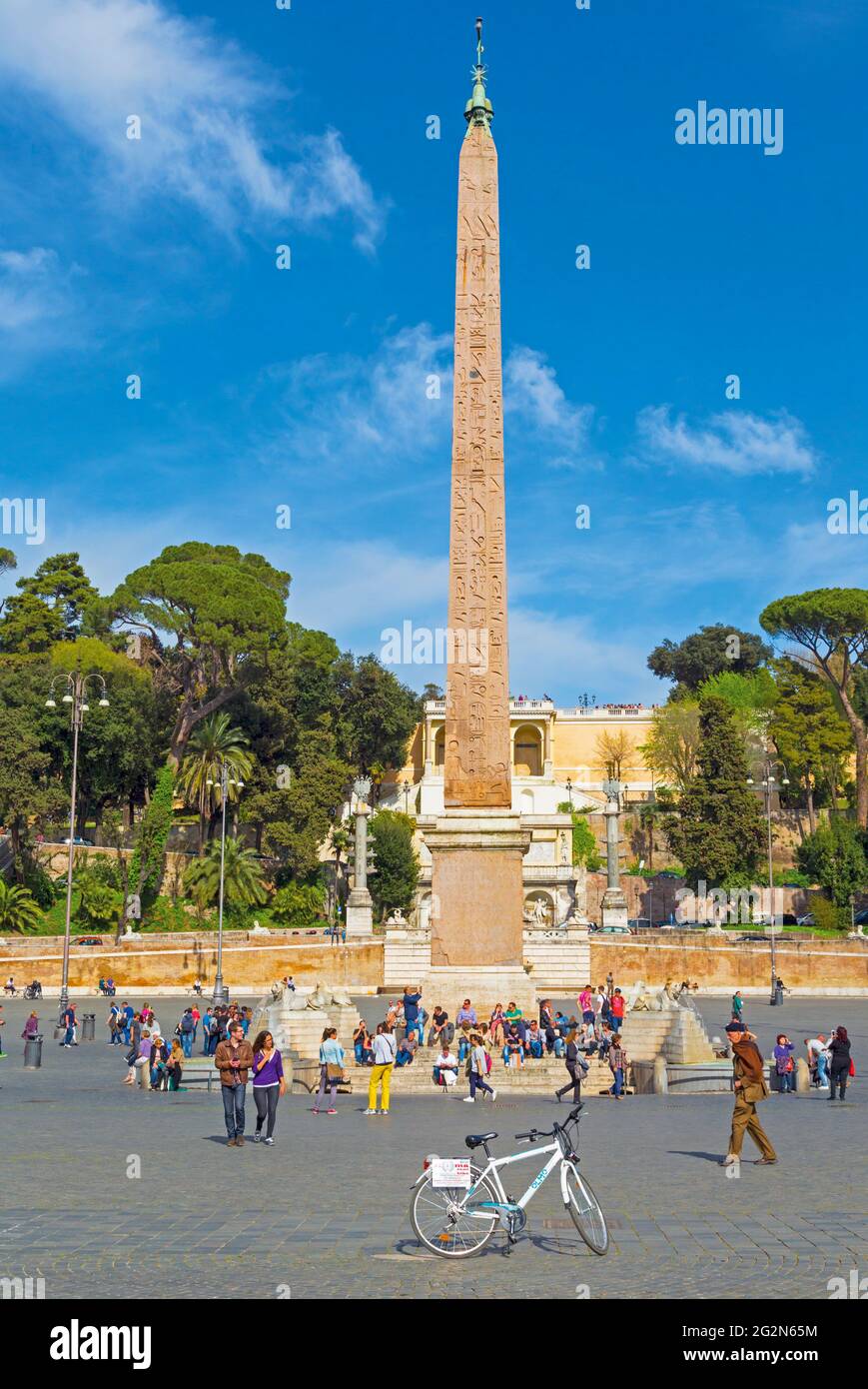 Rom, Italien.   Piazza del Popolo.  Der Obelisk wurde während der Regierungszeit von Kaiser Augustus aus Heliopolis, Ägypten gebracht.  Das historische Zentrum von Ro Stockfoto