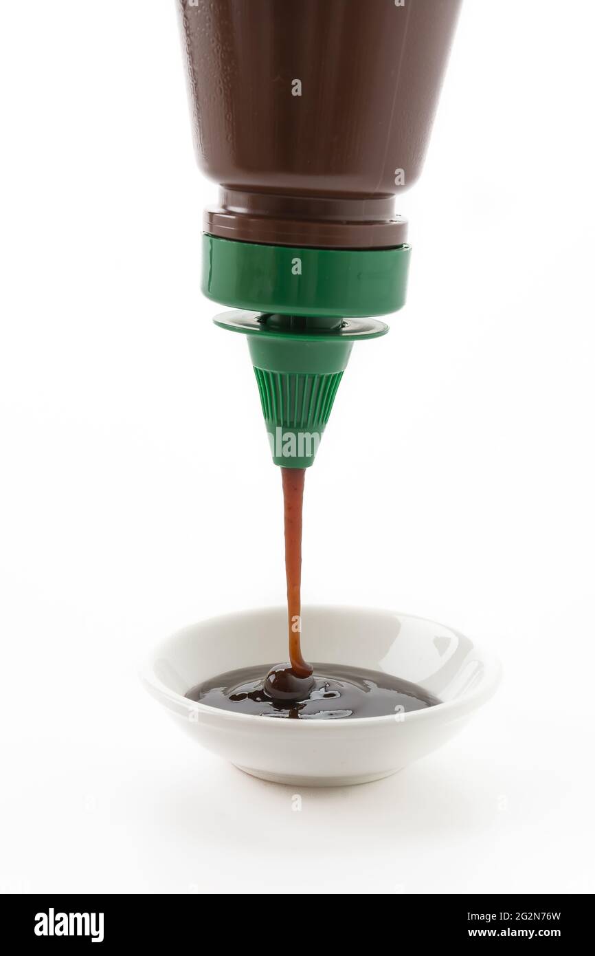 Eine Flasche Grillsoße auf Weiß Stockfoto