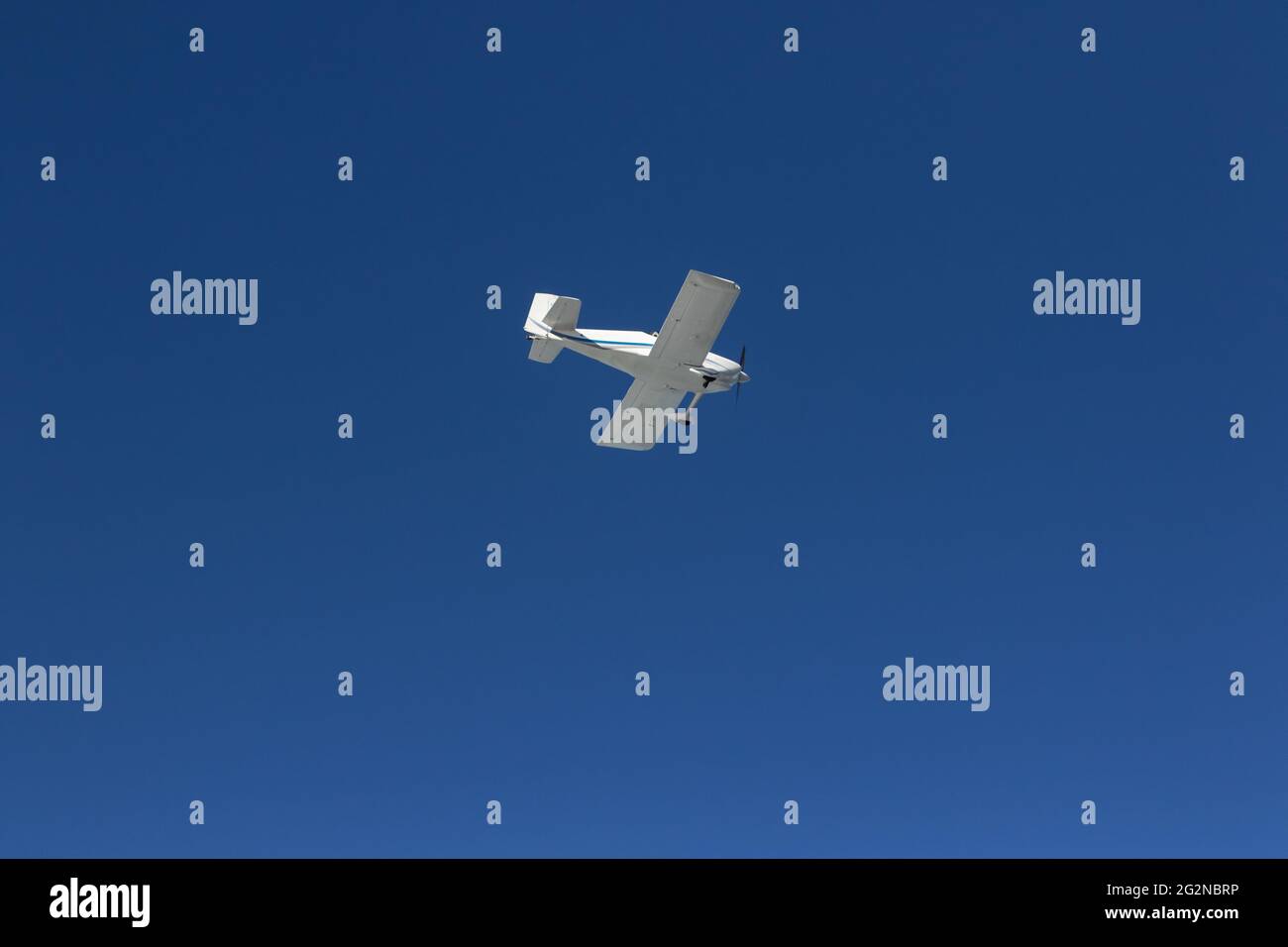 Durch klaren Himmel fliegen Stockfoto