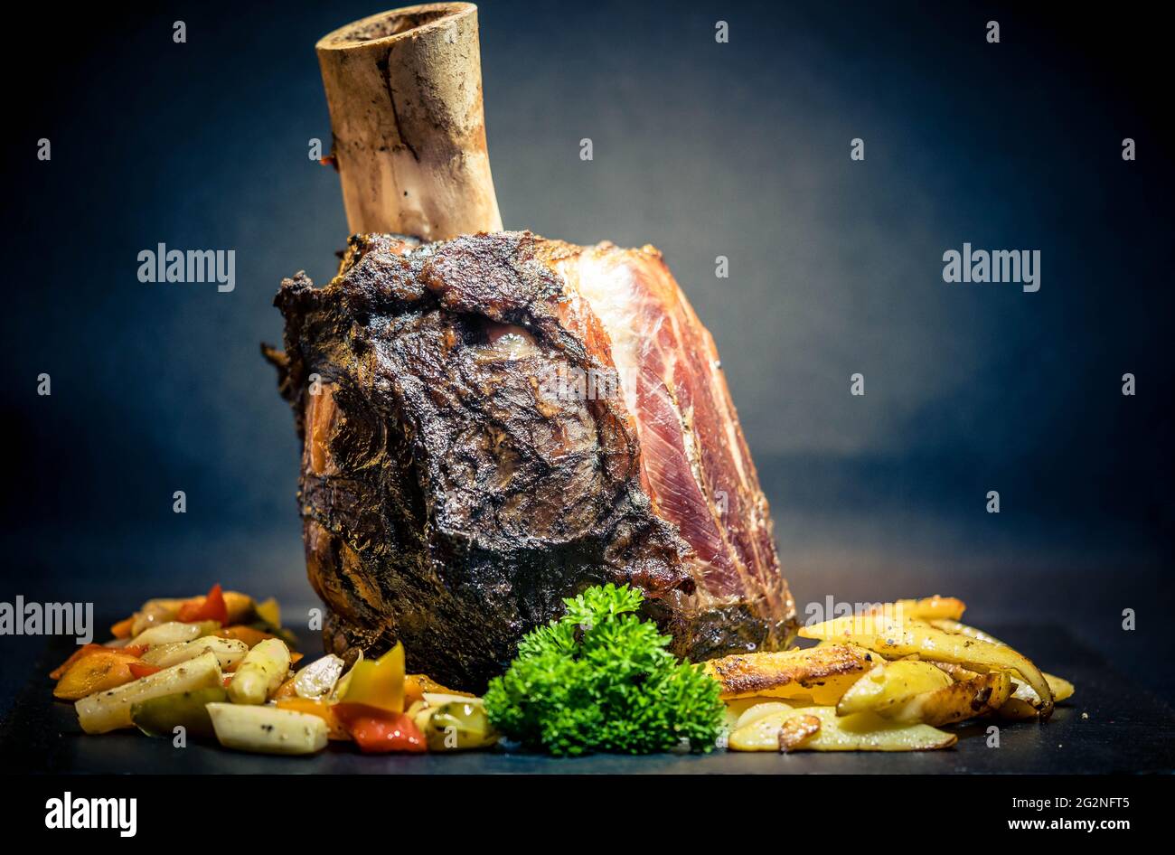 Beef Hammer - ein Topf Braten aus dem Unterschenkel einer Kuh mit Gemüse  Stockfotografie - Alamy