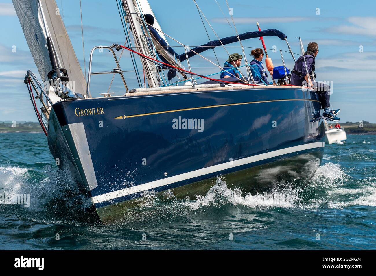 Schull, West Cork, Irland. Juni 2021. An einem Tag von blauem Himmel und strahlendem Sonnenschein hielt der Schull Harbour Sailing Club heute sein erstes Rennen der Saison ab. Rund 10 Yachten traten an dem Rennen an, das in und um Schull mit den Booten rund um Long Island ausgetragen wurde. Quelle: AG News/Alamy Live News Stockfoto