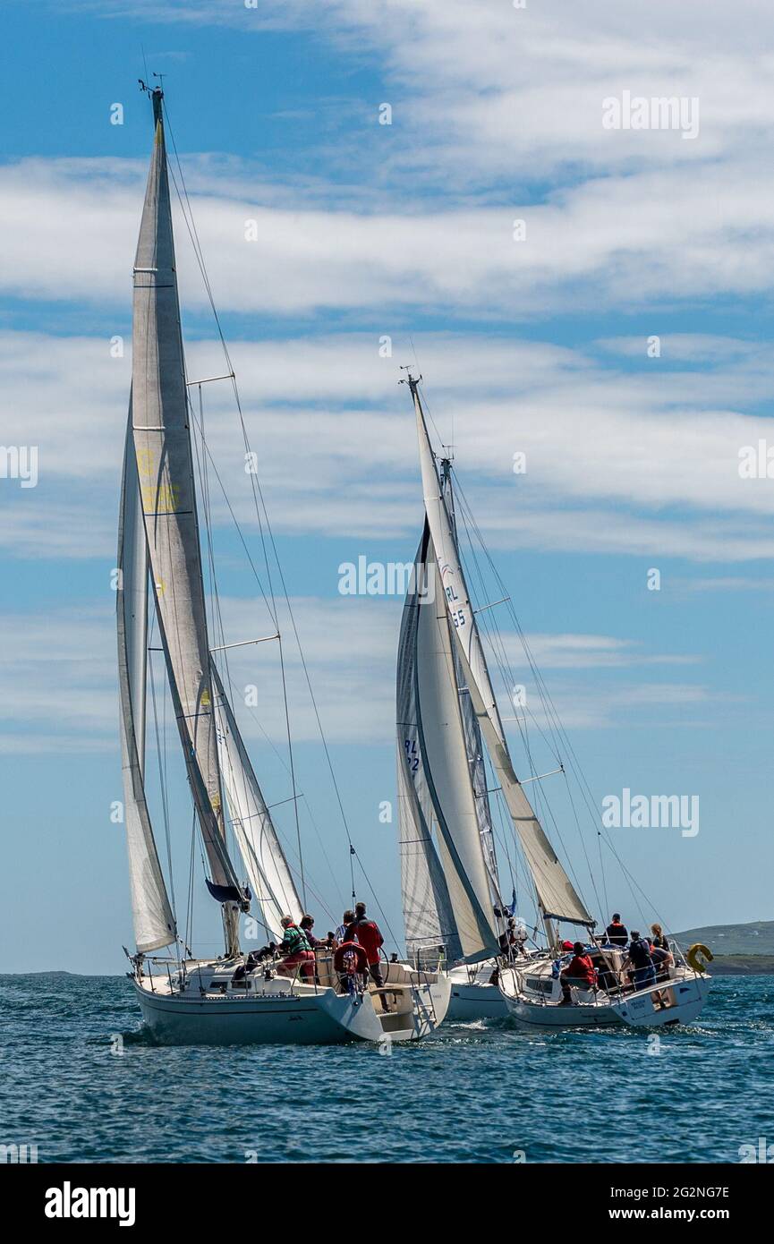 Schull, West Cork, Irland. Juni 2021. An einem Tag von blauem Himmel und strahlendem Sonnenschein hielt der Schull Harbour Sailing Club heute sein erstes Rennen der Saison ab. Rund 10 Yachten traten an dem Rennen an, das in und um Schull mit den Booten rund um Long Island ausgetragen wurde. Quelle: AG News/Alamy Live News Stockfoto