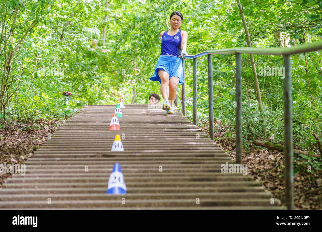Heidelberg, Deutschland. Juni 2021. Xinxin Maier, aktuelle Weltrekordlerin  im Treppensteigen, läuft bei ihrem Versuch die Treppe hinunter. Ein Ehepaar  aus Nußloch (Baden-Württemberg) hat für das Record Institute for Germany  (RID) erfolgreich einen