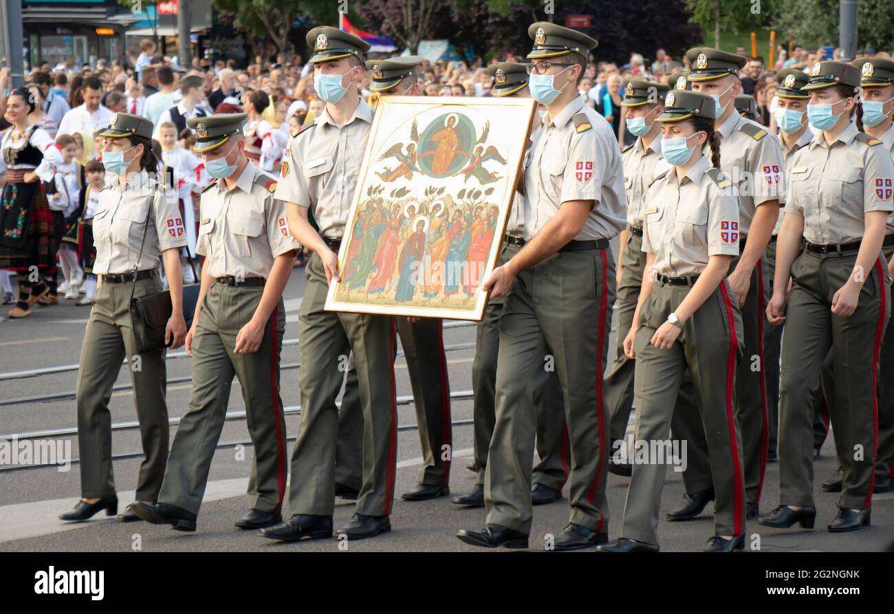 Belgrad, Serbien - 10. Juni 2021: Kadetten der Militärakademie nehmen an einer religiösen Prozession Teil, um den Belgrader Schutzpatrontag - das Fest - zu feiern Stockfoto