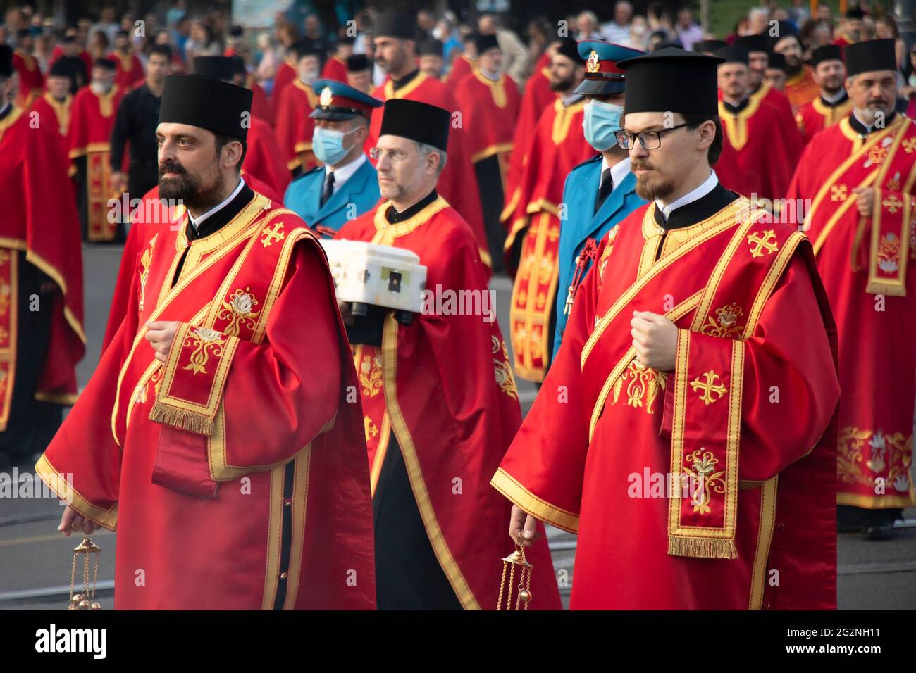 Belgrad, Serbien - 10. Juni 2021: Serbisch-orthodoxe Priester und bewaffnete Soldaten nehmen an einer religiösen Prozession Teil, um Belgrads Pat zu feiern Stockfoto