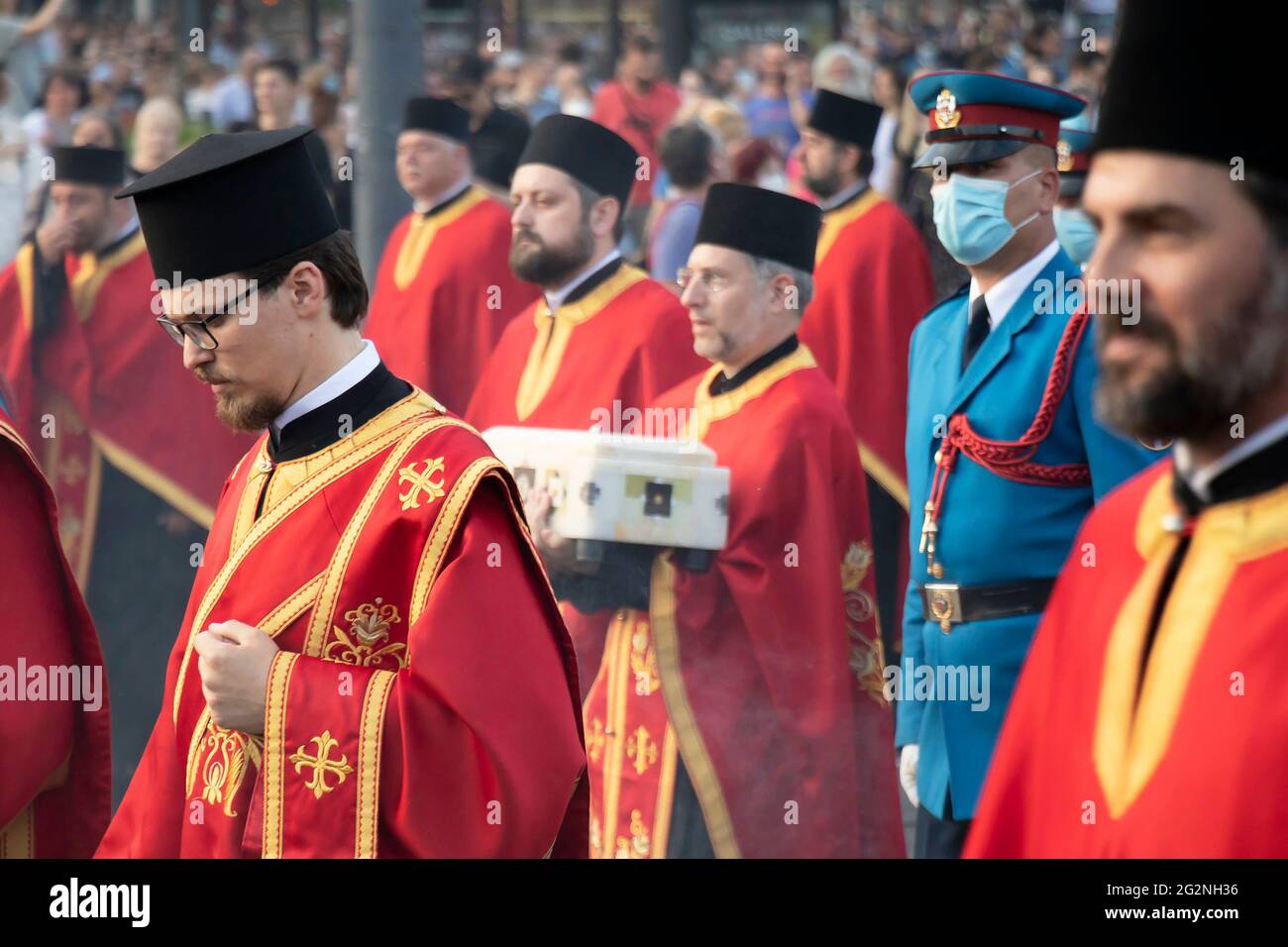 Belgrad, Serbien - 10. Juni 2021: Serbisch-orthodoxe Priester und bewaffnete Soldaten nehmen an einer religiösen Prozession Teil, um Belgrads Pat zu feiern Stockfoto
