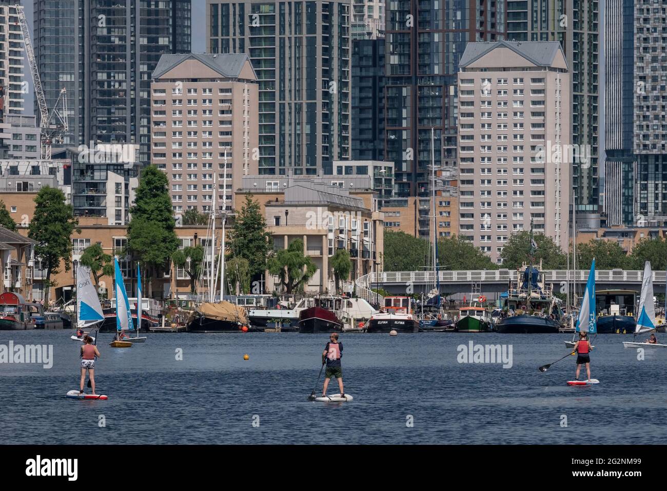 London, Großbritannien. Juni 2021. UK Wetter: Paddle Boarder genießen eine kühlere Flussbrise am Greenland Dock, Swedish Quay, während die Hitzewelle am Wochenende die Temperaturen in Teilen der Stadt und im Südosten um 25-30C ansteigen lässt. Kredit: Guy Corbishley/Alamy Live Nachrichten Stockfoto