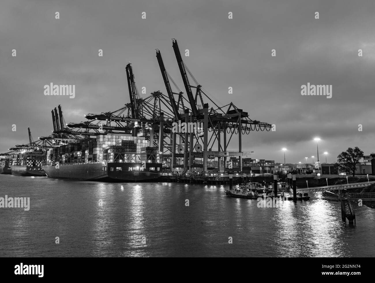 Hamburger Hafen mit seinen riesigen Containerterminals bei Nacht - STADT HAMBURG, DEUTSCHLAND - 10. MAI 2021 Stockfoto